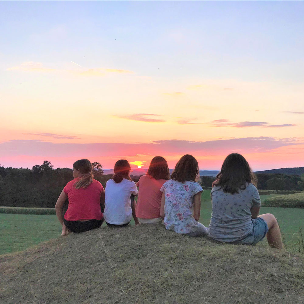 Kinder mit Sonnenuntergang
